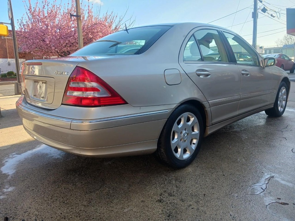 Mercedes-Benz C-Class Vehicle Full-screen Gallery Image 04