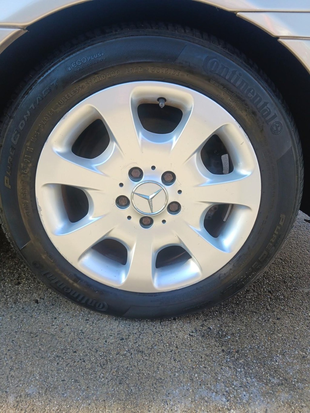 Mercedes-Benz C-Class Vehicle Full-screen Gallery Image 05