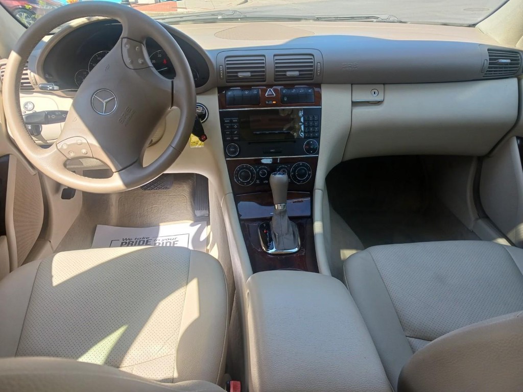 Mercedes-Benz C-Class Vehicle Full-screen Gallery Image 06