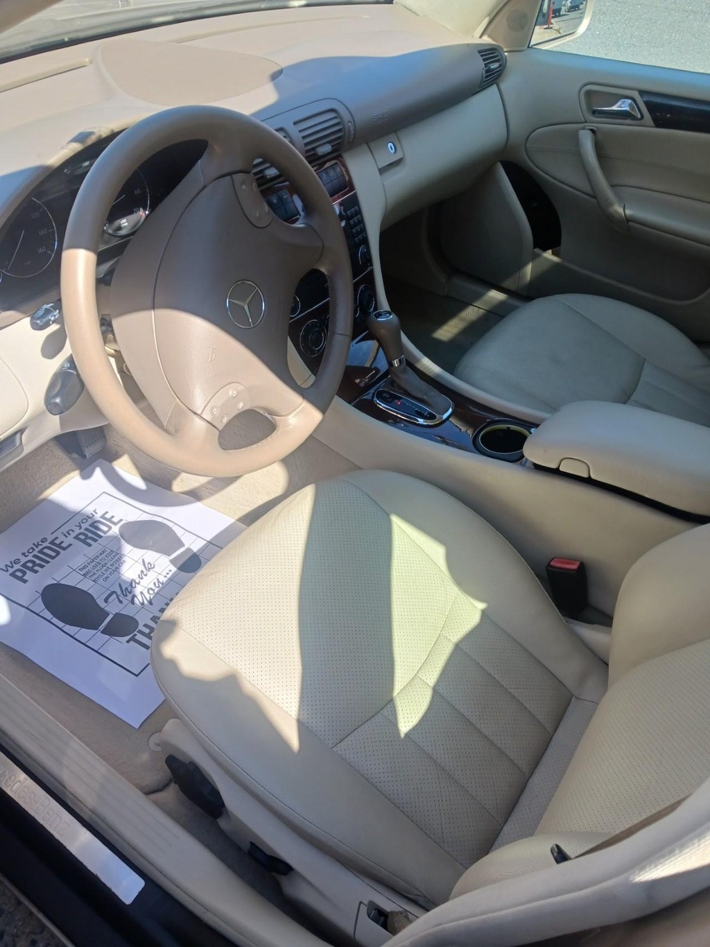 Mercedes-Benz C-Class Vehicle Full-screen Gallery Image 07