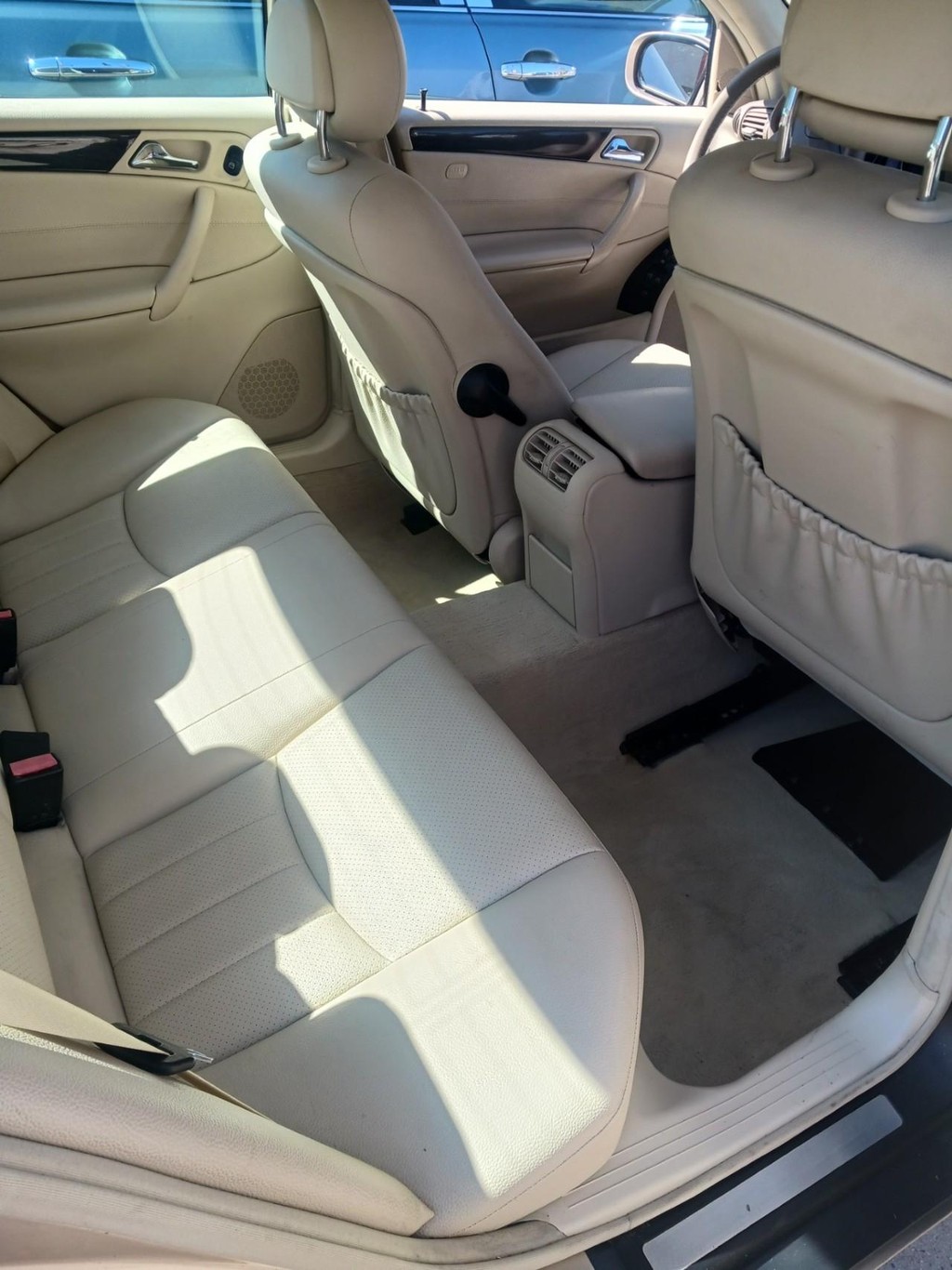 Mercedes-Benz C-Class Vehicle Full-screen Gallery Image 08