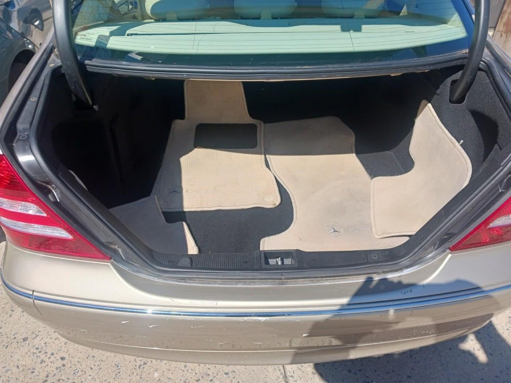 Mercedes-Benz C-Class Vehicle Full-screen Gallery Image 09