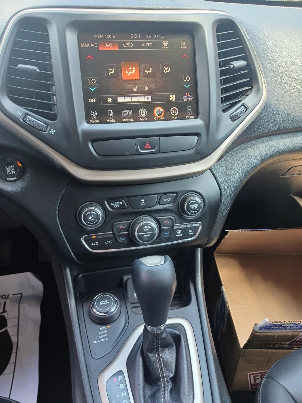 Jeep Cherokee Vehicle Full-screen Gallery Image 07