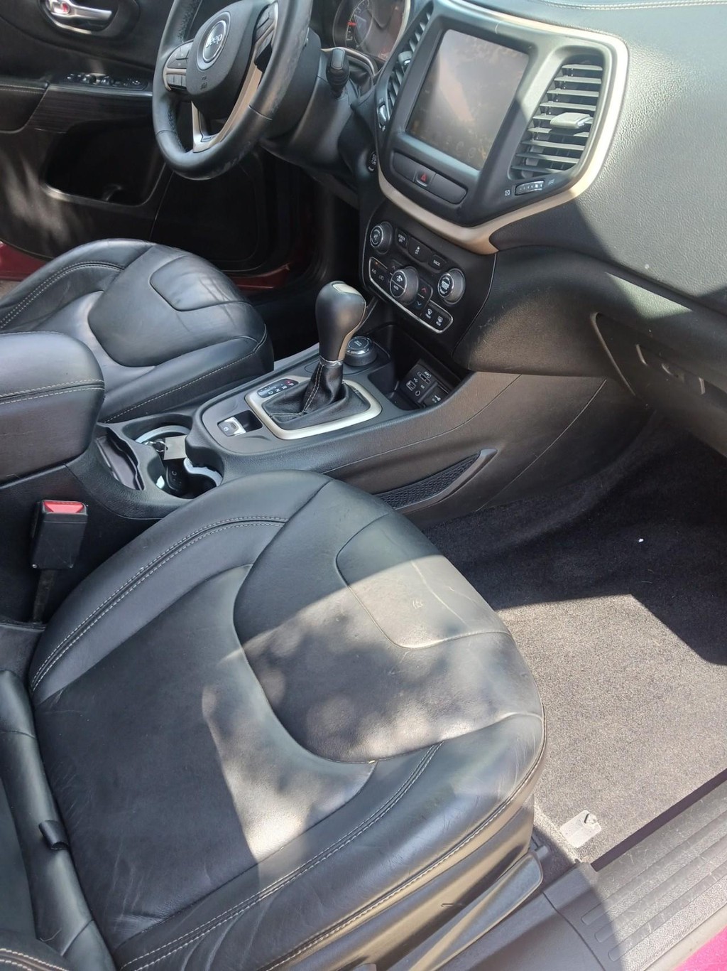 Jeep Cherokee Vehicle Full-screen Gallery Image 08