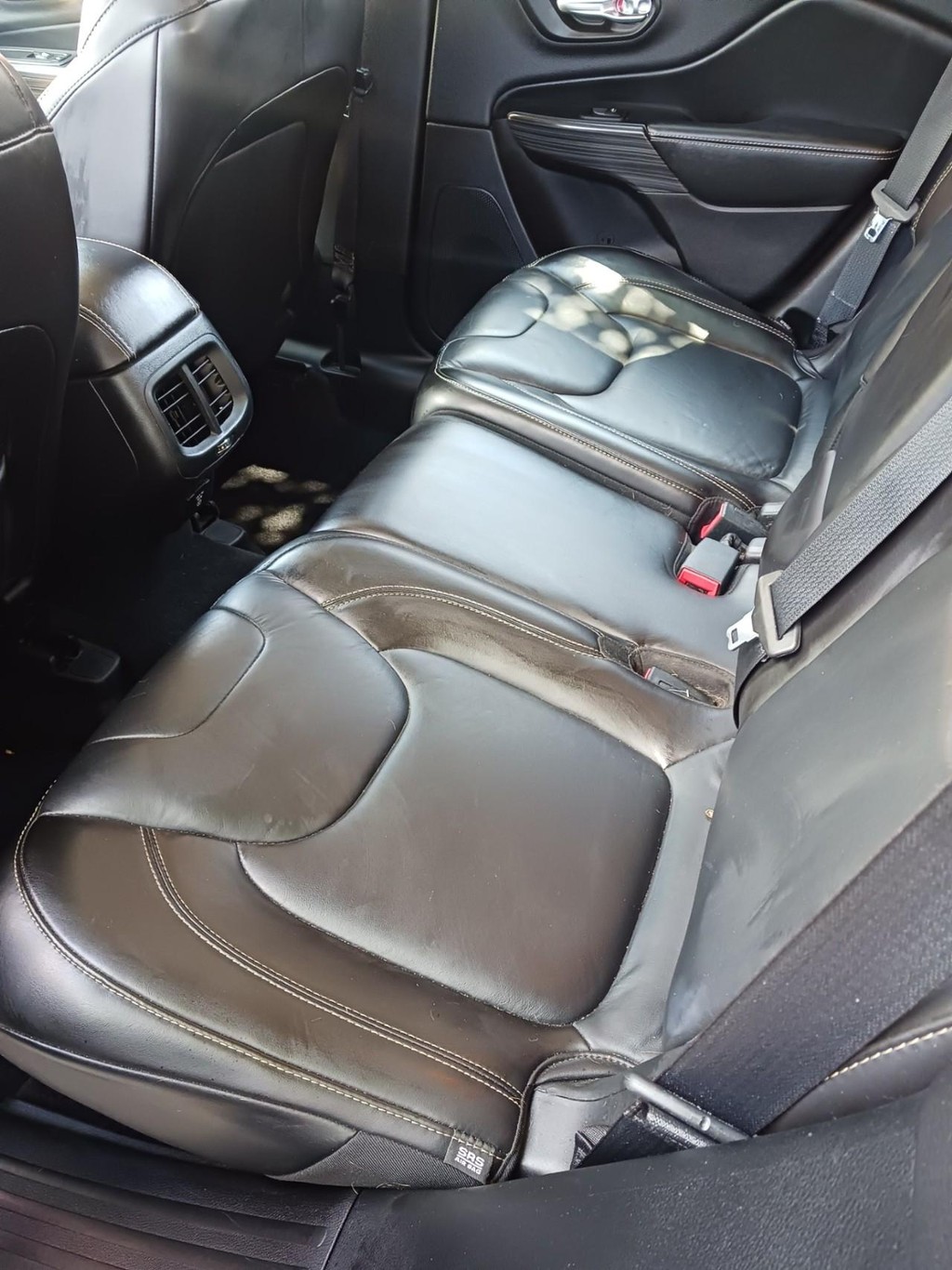 Jeep Cherokee Vehicle Full-screen Gallery Image 09