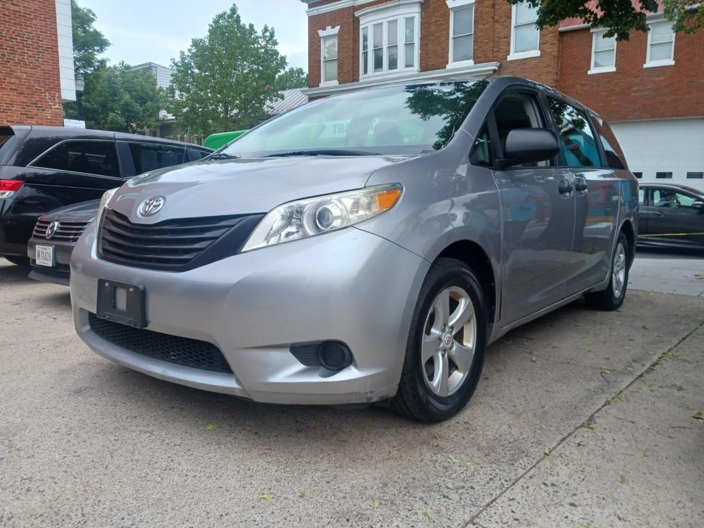 Toyota Sienna Vehicle Full-screen Gallery Image 02