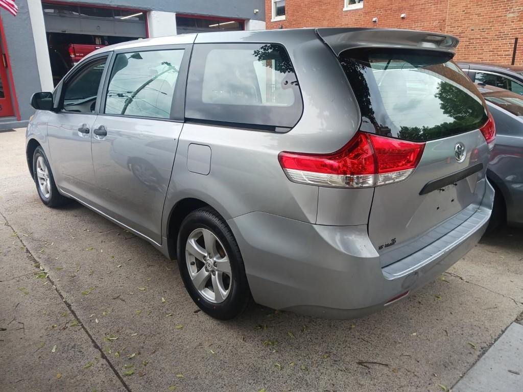 Toyota Sienna Vehicle Full-screen Gallery Image 03