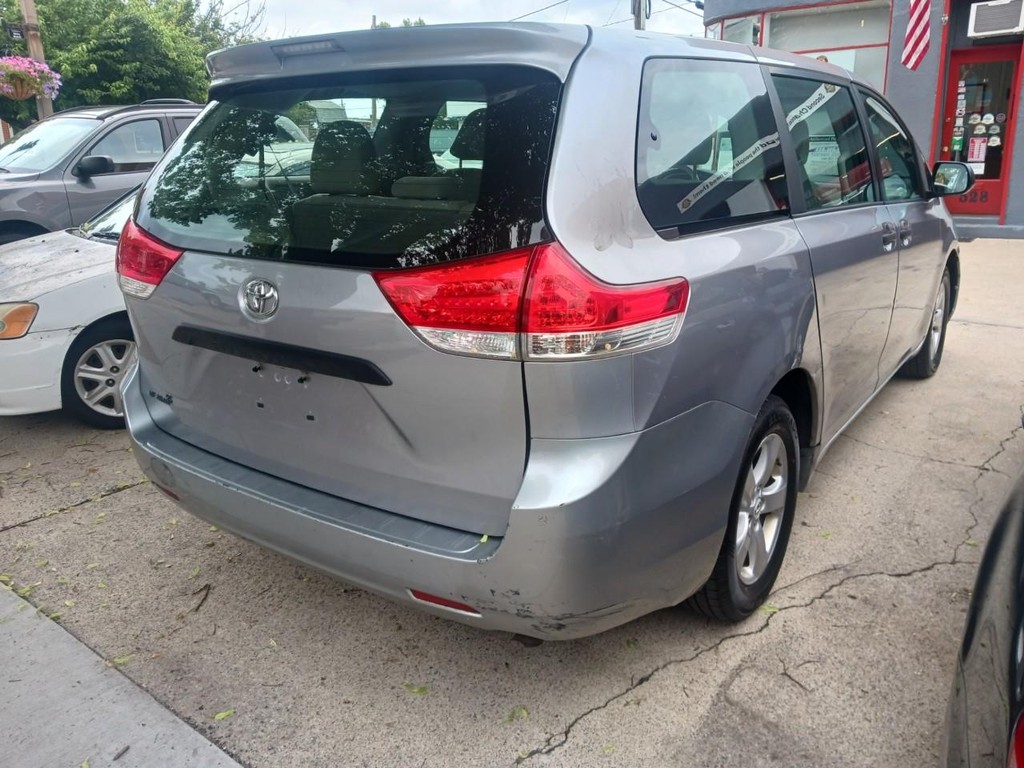 Toyota Sienna Vehicle Full-screen Gallery Image 04