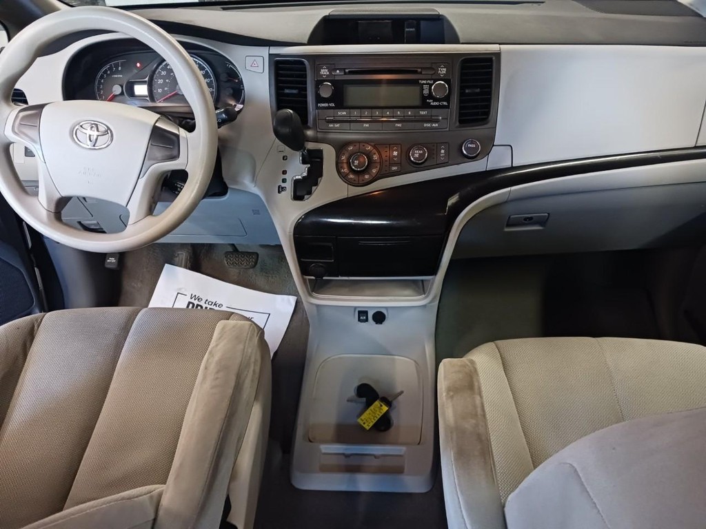 Toyota Sienna Vehicle Full-screen Gallery Image 06