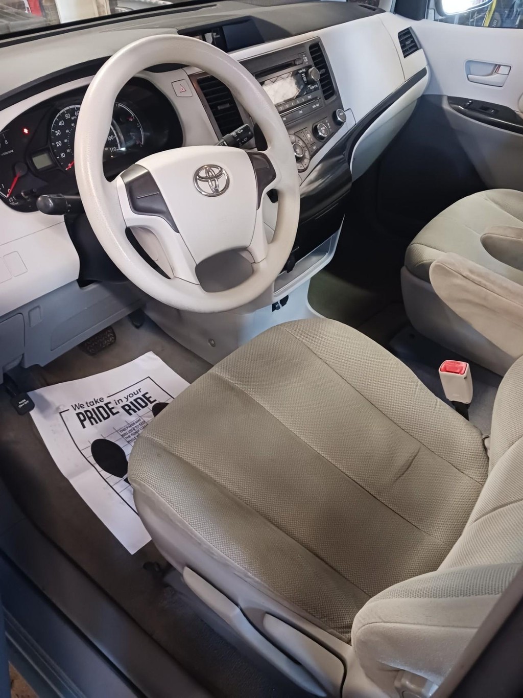 Toyota Sienna Vehicle Full-screen Gallery Image 07