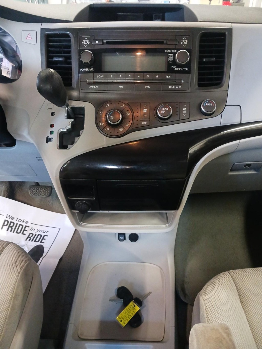 Toyota Sienna Vehicle Full-screen Gallery Image 08