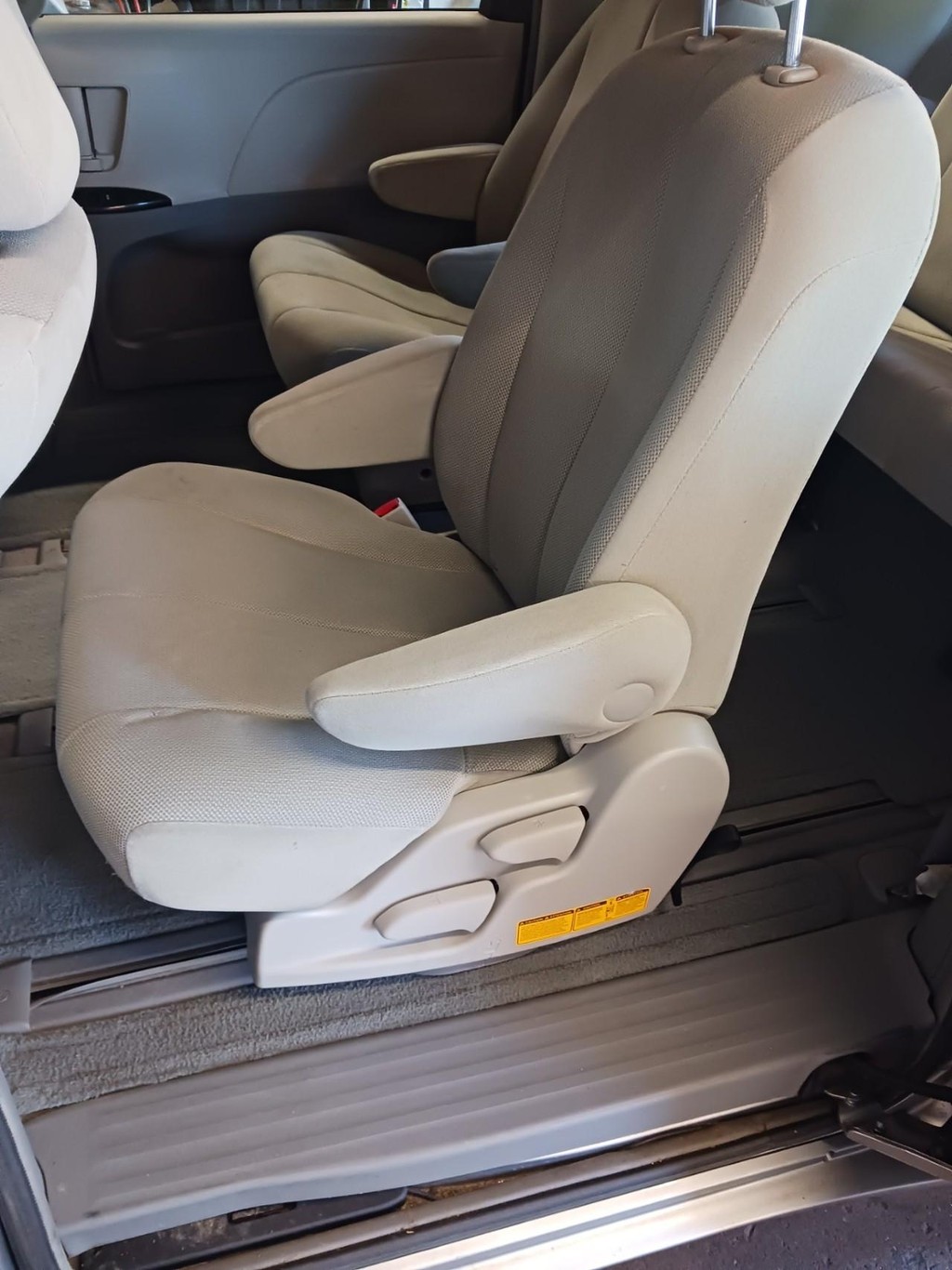 Toyota Sienna Vehicle Full-screen Gallery Image 09