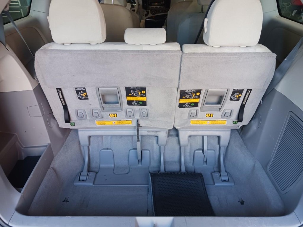 Toyota Sienna Vehicle Full-screen Gallery Image 10