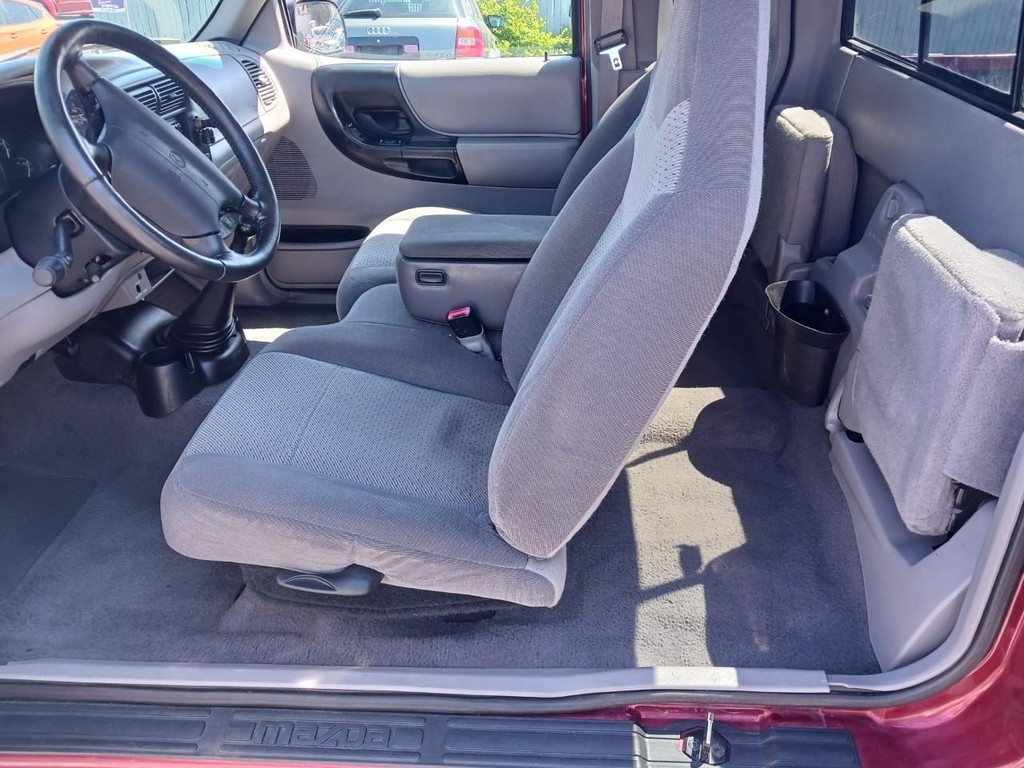 Mazda B-Series 4WD Truck Vehicle Full-screen Gallery Image 05