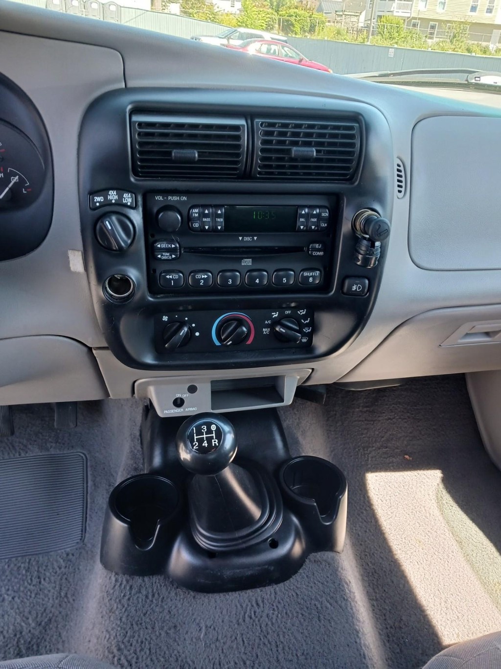 Mazda B-Series 4WD Truck Vehicle Full-screen Gallery Image 06