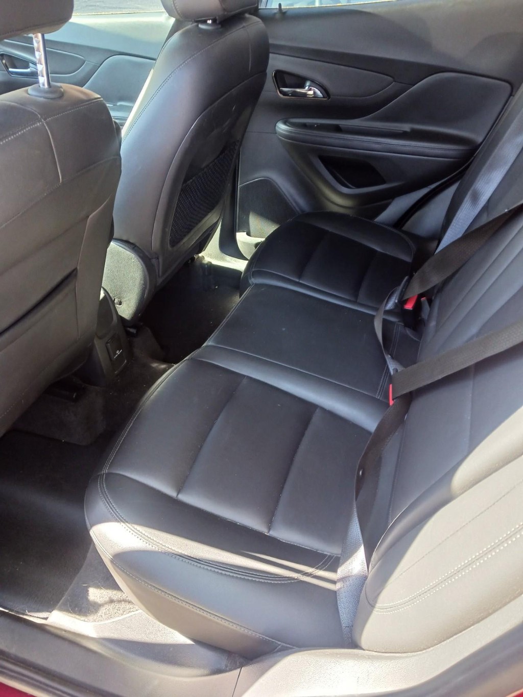 Buick Encore Vehicle Full-screen Gallery Image 05