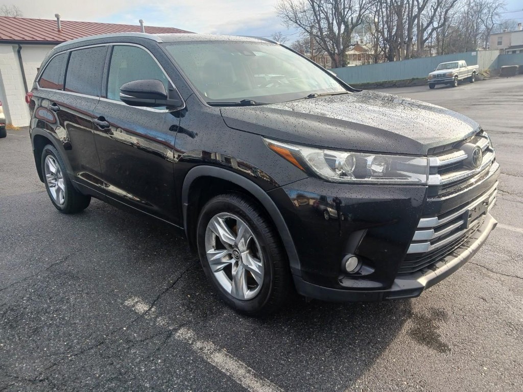 Toyota Highlander Vehicle Full-screen Gallery Image 02