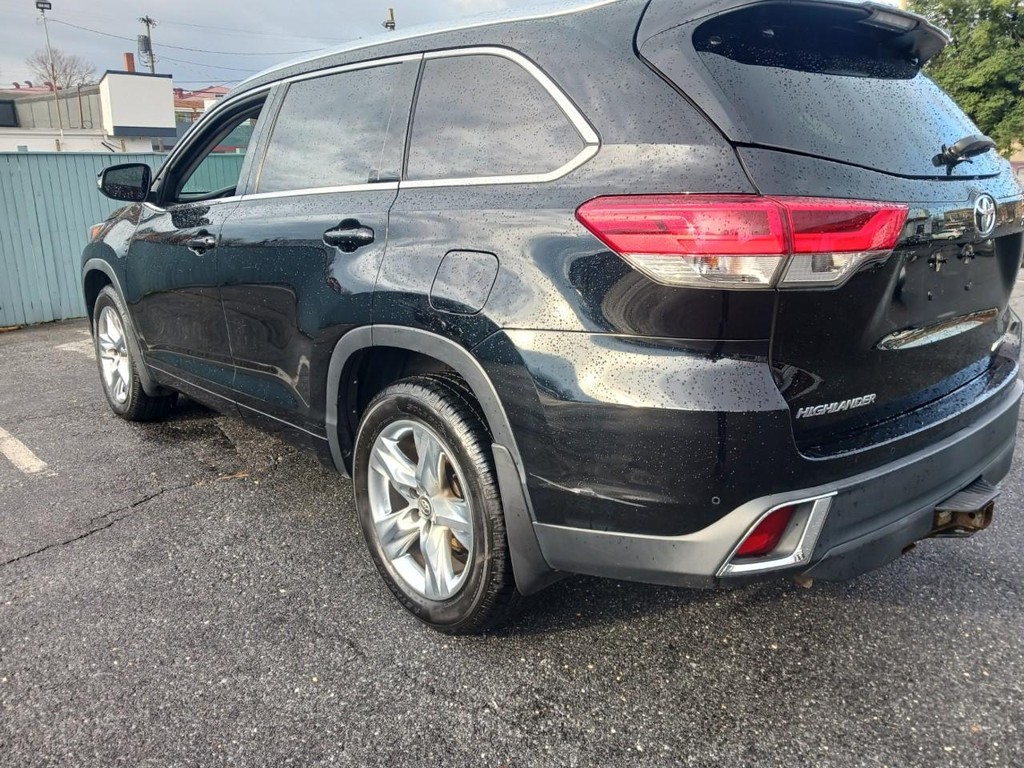 Toyota Highlander Vehicle Full-screen Gallery Image 03