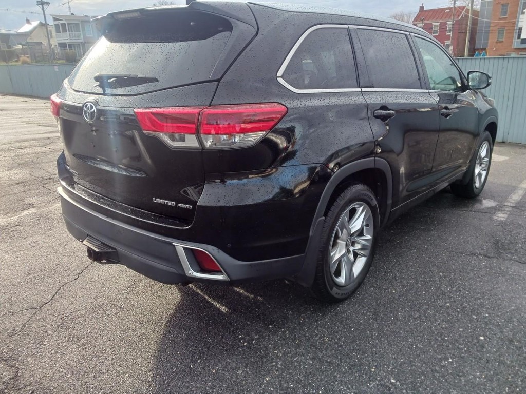 Toyota Highlander Vehicle Full-screen Gallery Image 04