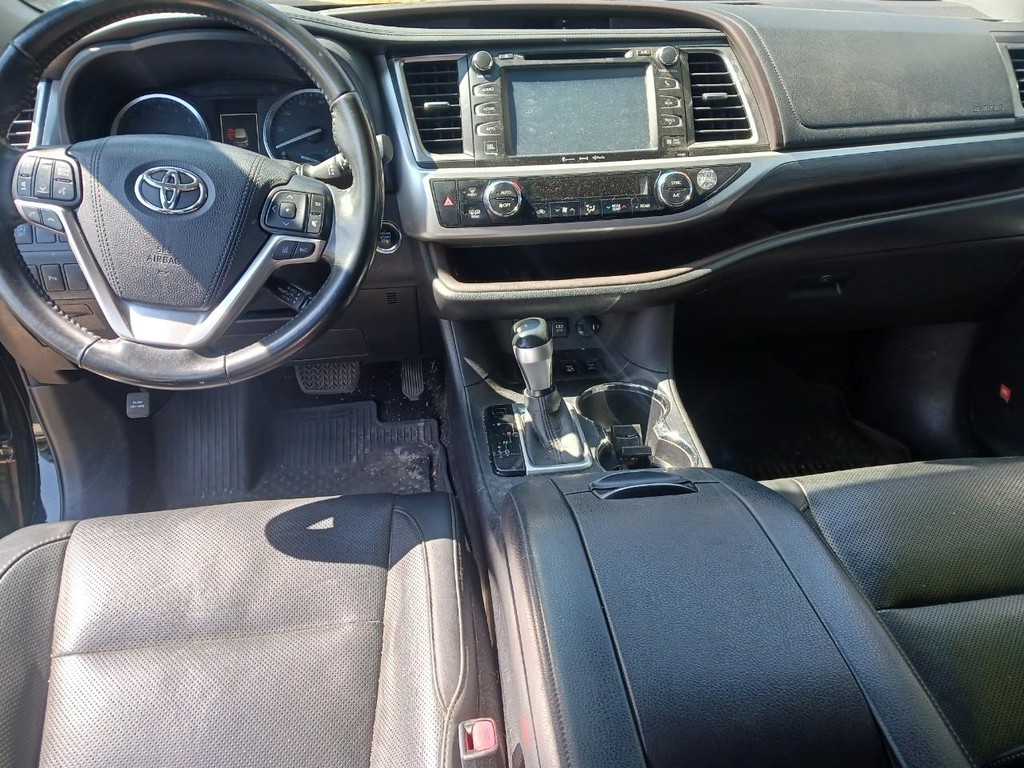 Toyota Highlander Vehicle Full-screen Gallery Image 07