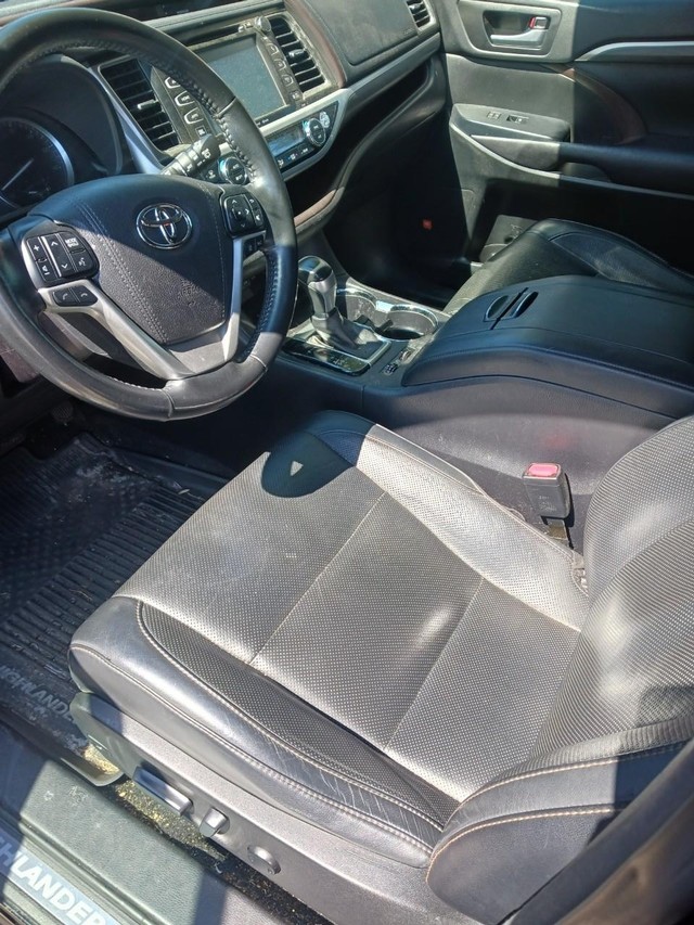 Toyota Highlander Vehicle Full-screen Gallery Image 06