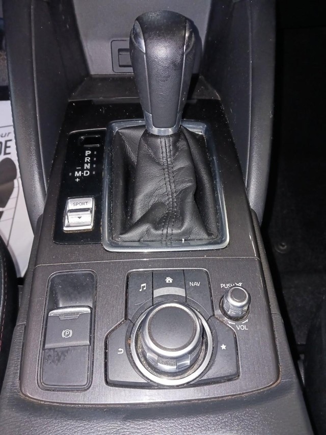 Mazda CX-5 Vehicle Full-screen Gallery Image 10