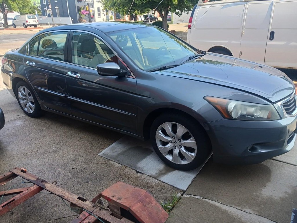 Honda Accord Sedan Vehicle Full-screen Gallery Image 02