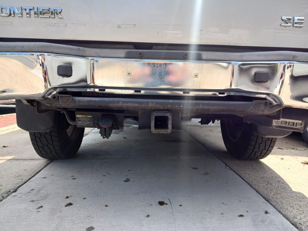 Nissan Frontier Vehicle Full-screen Gallery Image 05