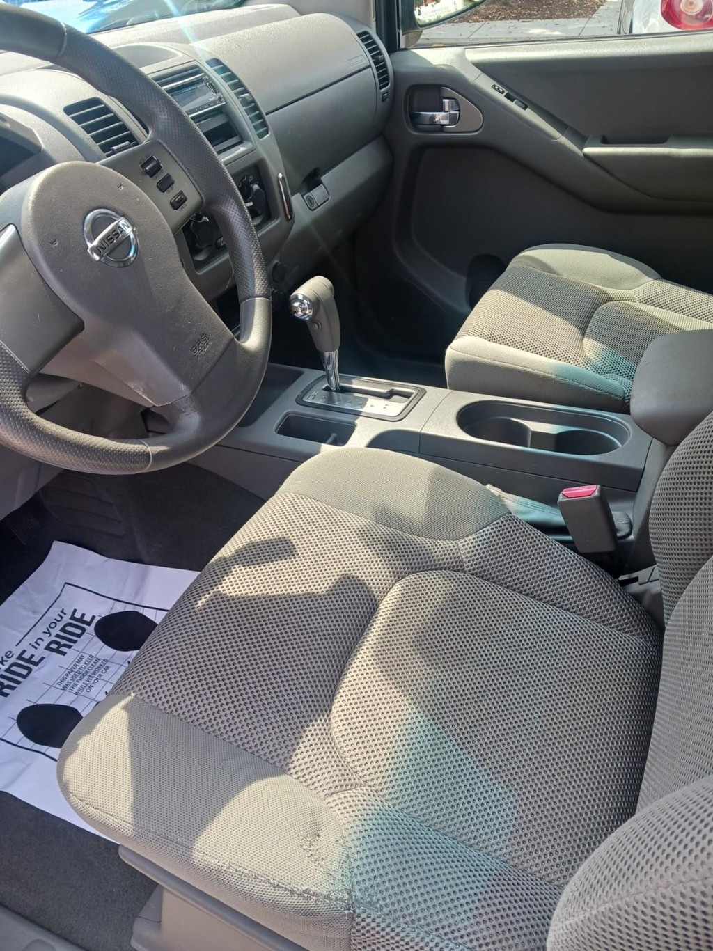 Nissan Frontier Vehicle Full-screen Gallery Image 06