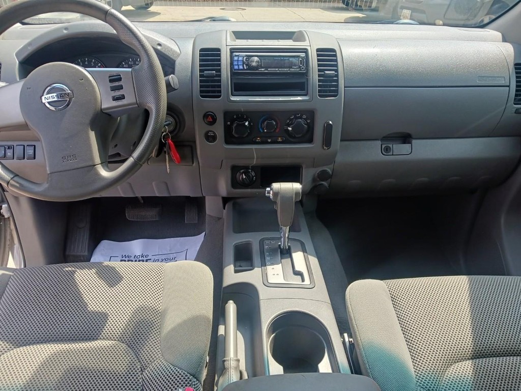 Nissan Frontier Vehicle Full-screen Gallery Image 07