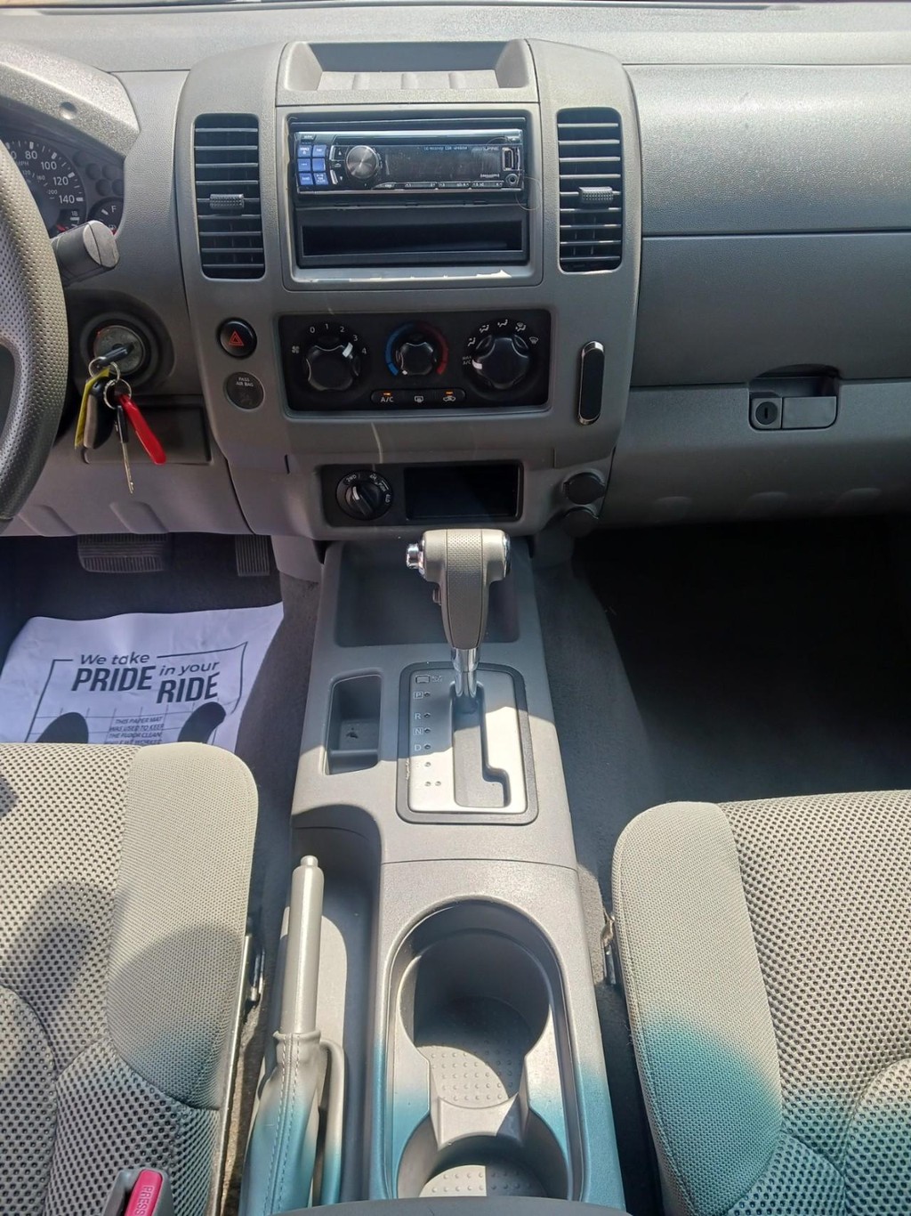 Nissan Frontier Vehicle Full-screen Gallery Image 08