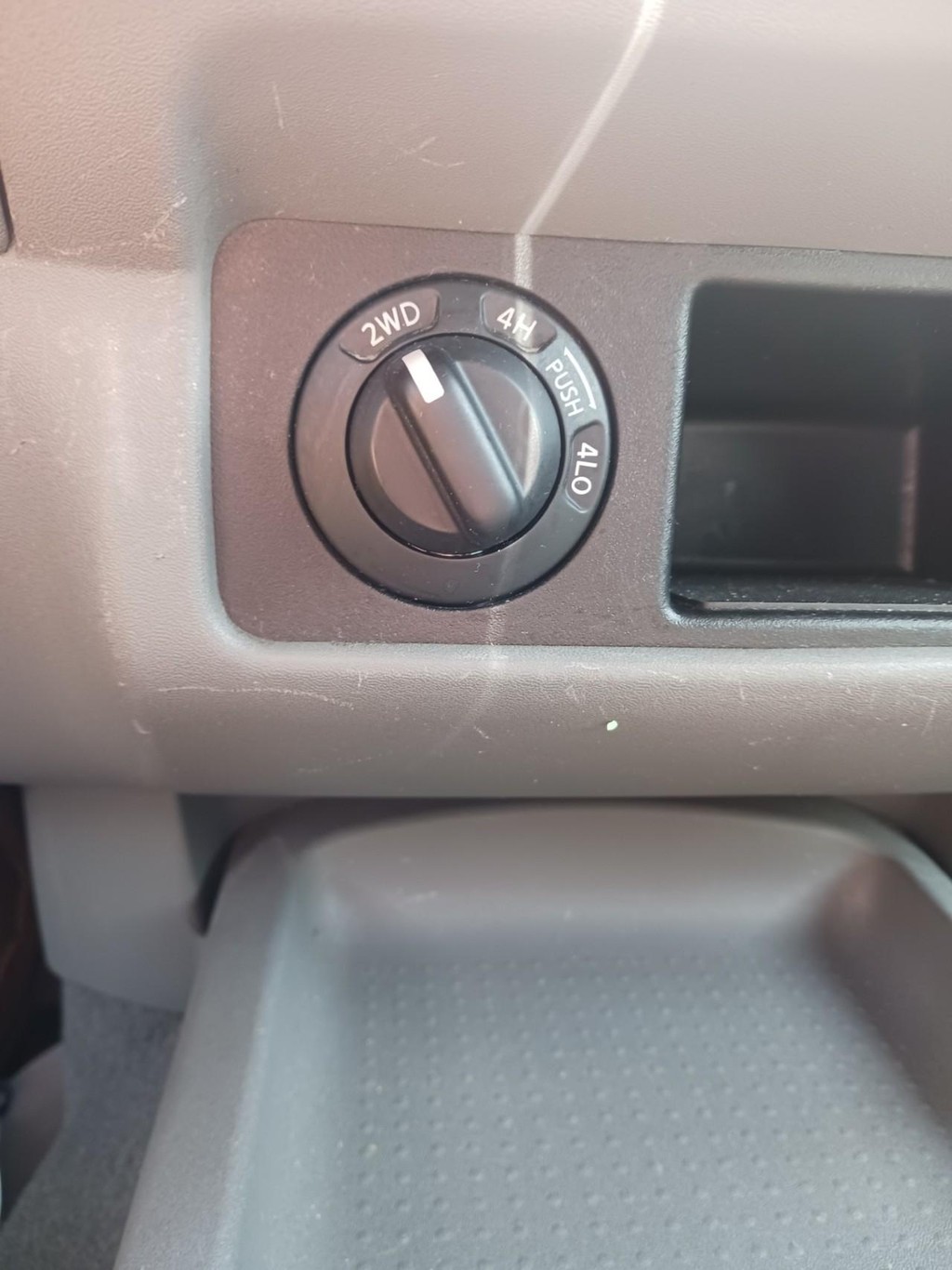 Nissan Frontier Vehicle Full-screen Gallery Image 09