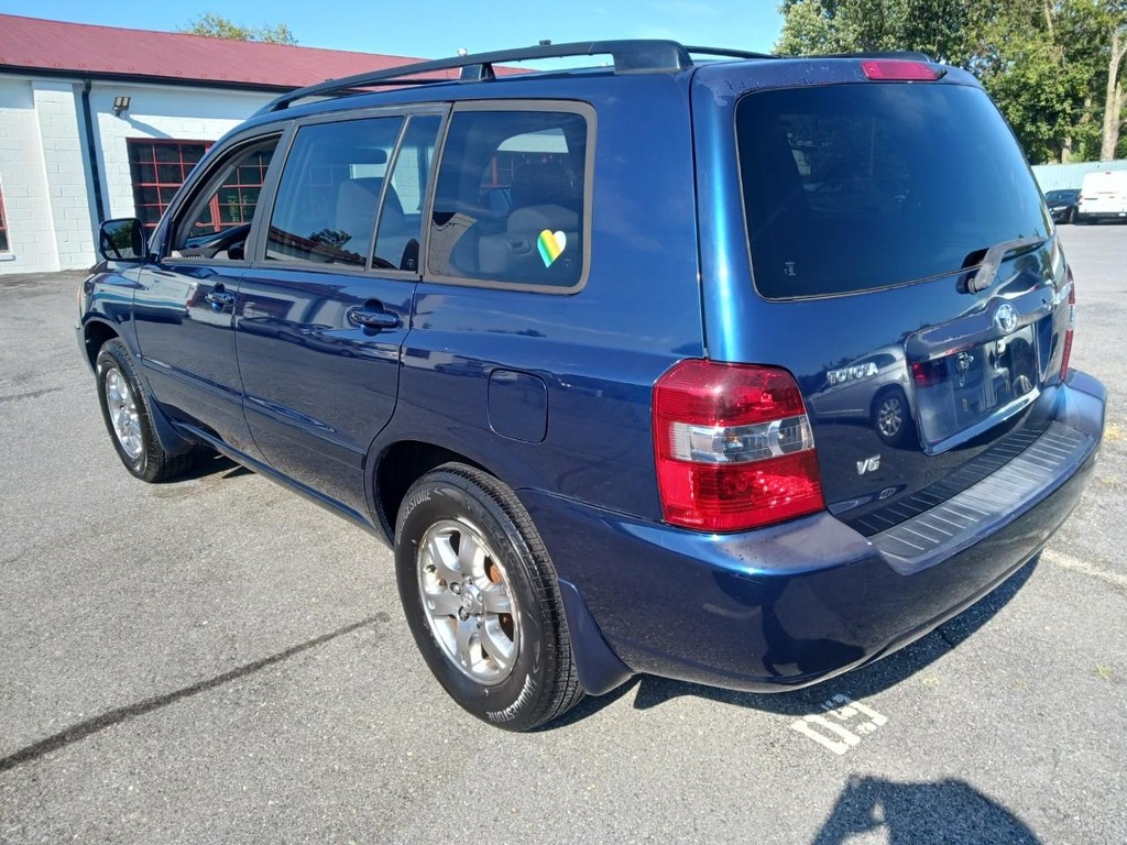 Toyota Highlander Vehicle Full-screen Gallery Image 02