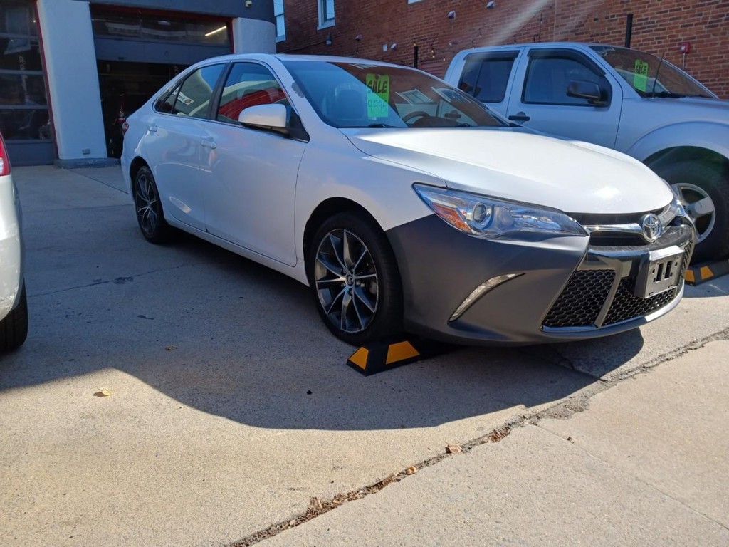 Toyota Camry Vehicle Full-screen Gallery Image 02