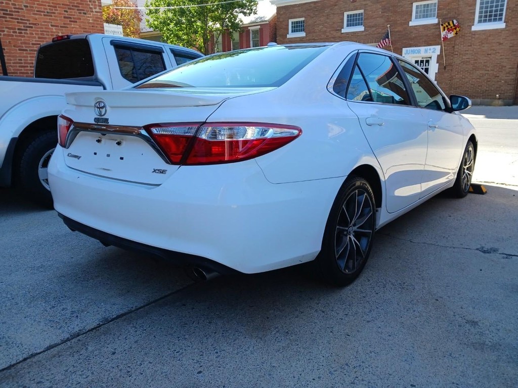 Toyota Camry Vehicle Full-screen Gallery Image 03