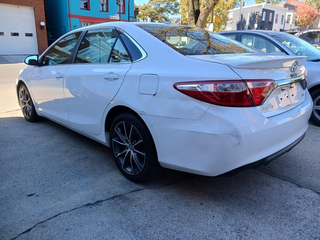Toyota Camry Vehicle Full-screen Gallery Image 04