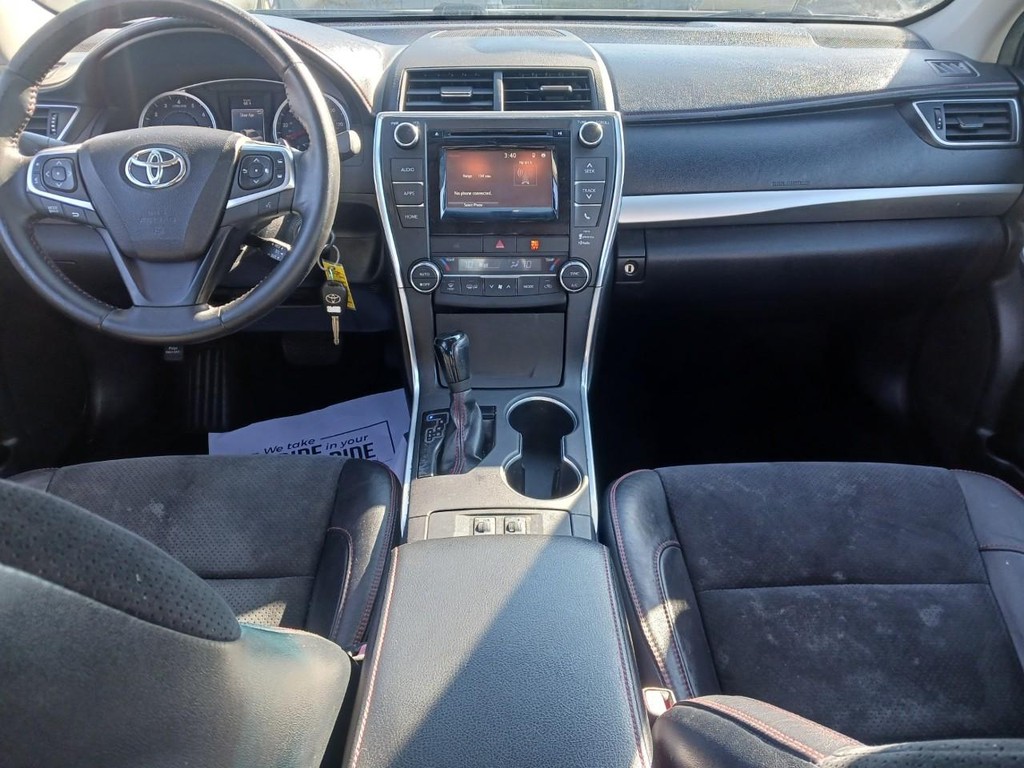 Toyota Camry Vehicle Full-screen Gallery Image 06