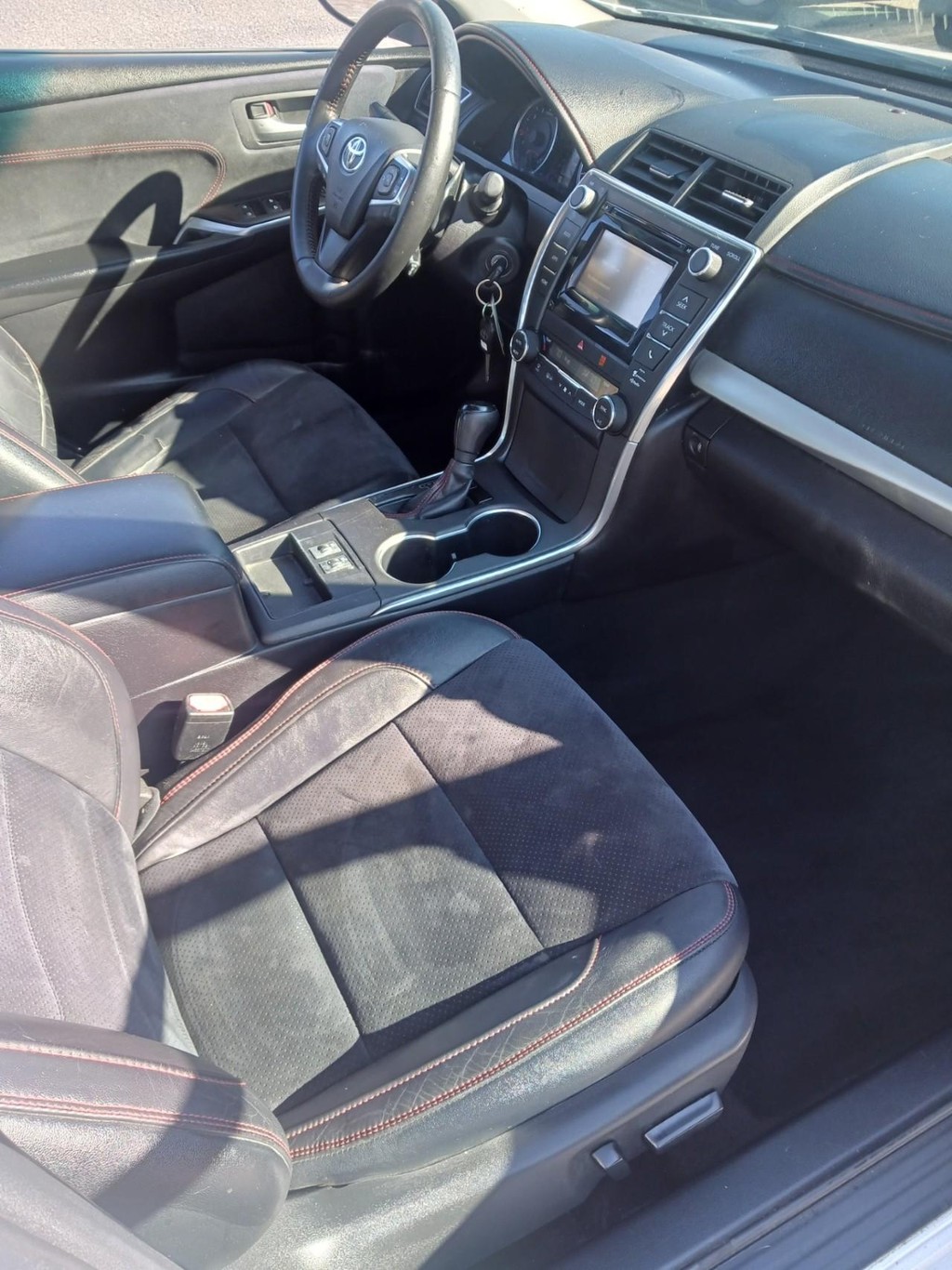 Toyota Camry Vehicle Full-screen Gallery Image 07