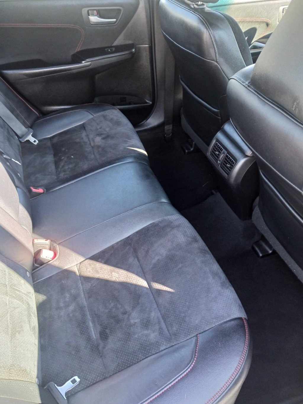 Toyota Camry Vehicle Full-screen Gallery Image 08
