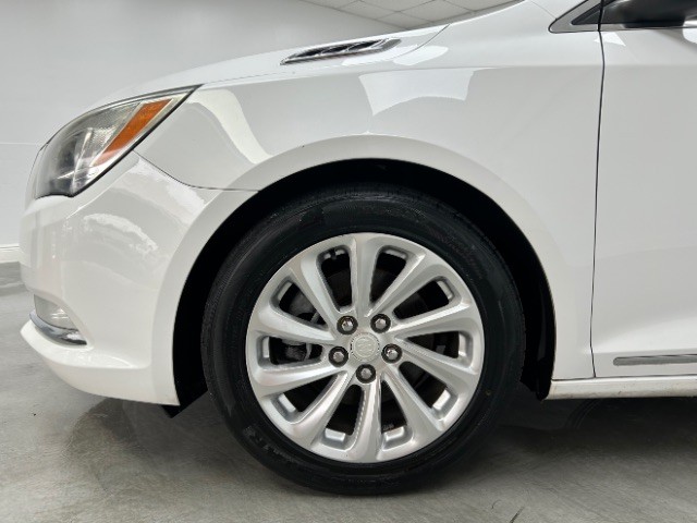 Buick LaCrosse Vehicle Full-screen Gallery Image 24