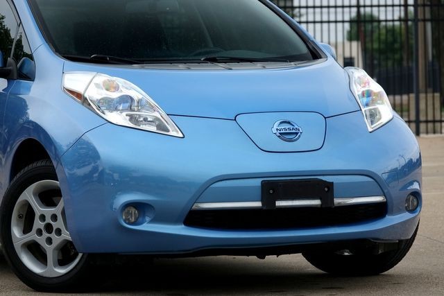 Nissan LEAF Vehicle Full-screen Gallery Image 02