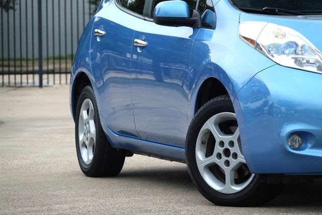 Nissan LEAF Vehicle Full-screen Gallery Image 03