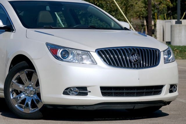 Buick LaCrosse Vehicle Full-screen Gallery Image 02