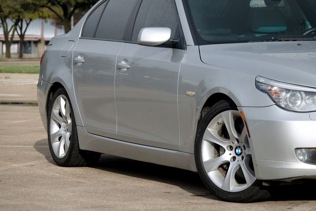 BMW 5 Series Vehicle Full-screen Gallery Image 03