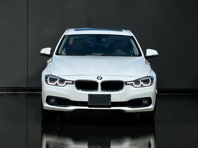 BMW 3 Series Vehicle Full-screen Gallery Image 02