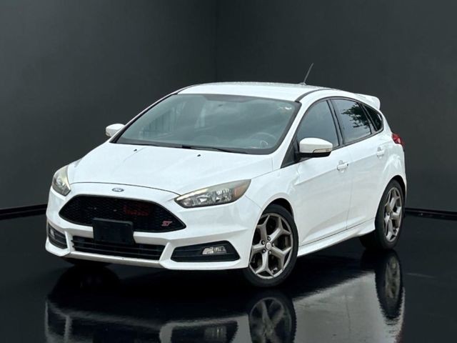 Ford Focus Hatchback Vehicle Full-screen Gallery Image 02