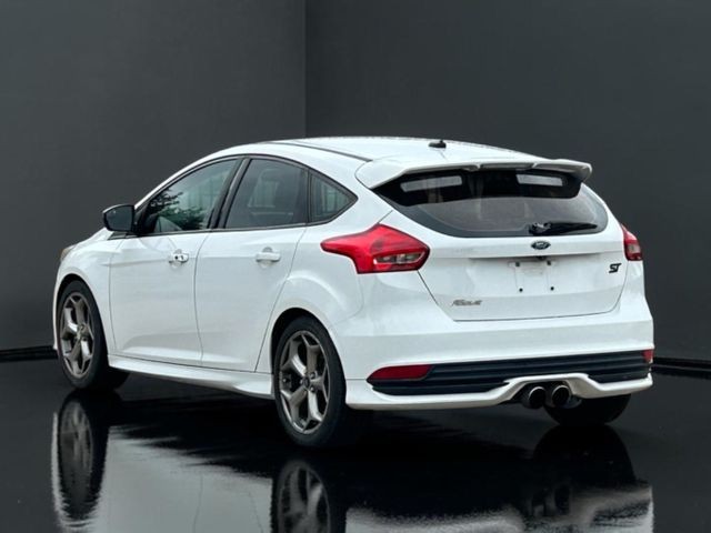 Ford Focus Hatchback Vehicle Full-screen Gallery Image 03