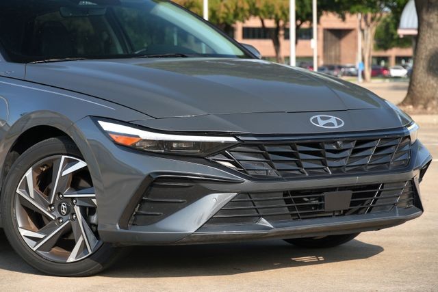Hyundai ELANTRA Vehicle Full-screen Gallery Image 02