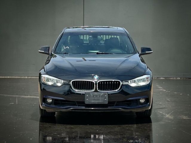 BMW 3 Series Vehicle Full-screen Gallery Image 02