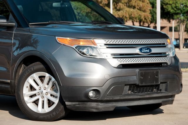 Ford Explorer Vehicle Full-screen Gallery Image 02